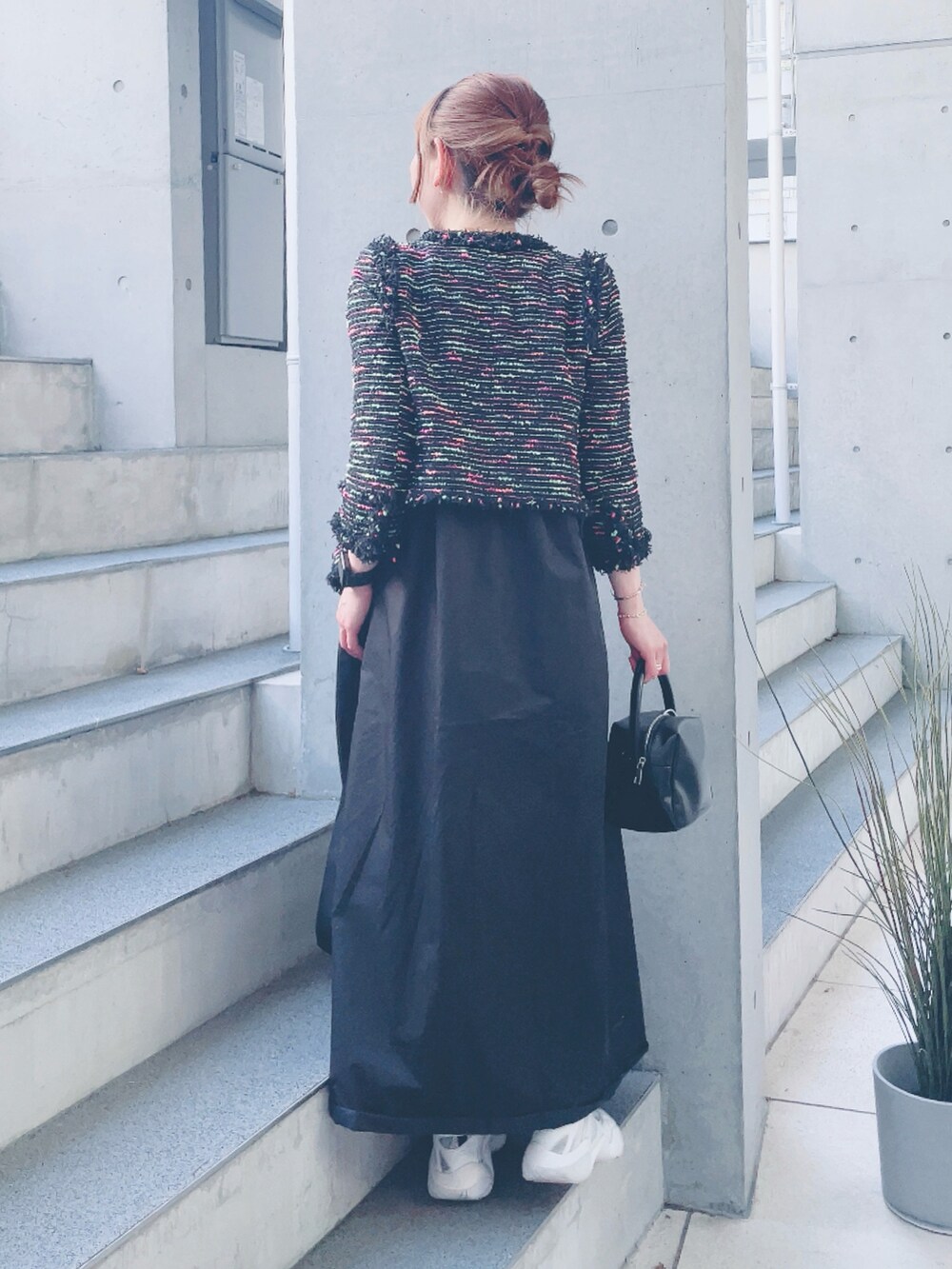 ブラック系のその他アウター、ブラック系のワンピース、ホワイト系のスニーカーを着用したレディースの春コーディネートの3枚目の写真