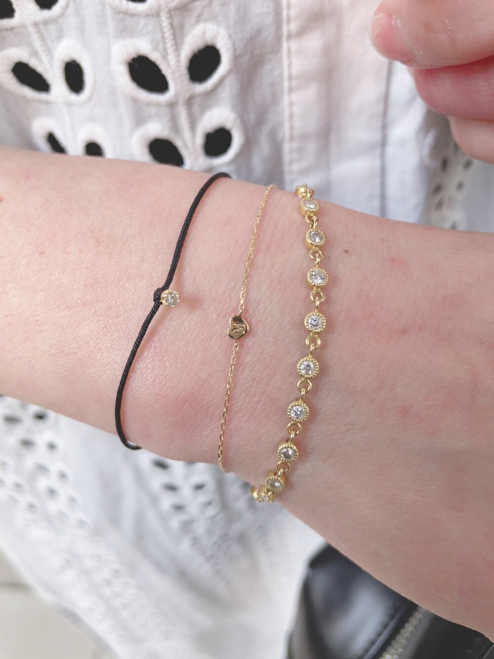 ホワイト系のシャツワンピース、ブラック系のハンドバッグ、ベージュ系のスニーカーを着用したレディースの春コーディネートの4枚目の写真