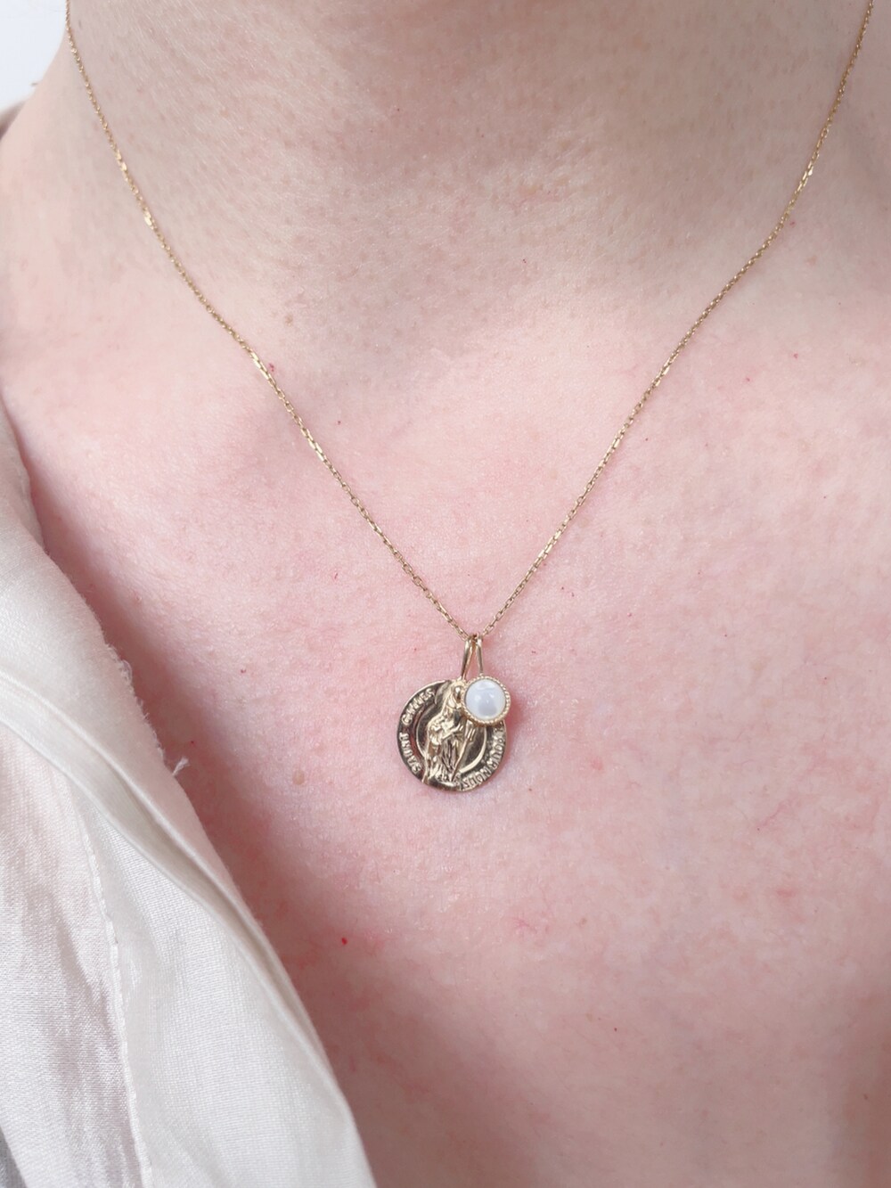 ベージュ系のシャツ/ブラウス、ブラック系のハンドバッグを着用したレディースの夏コーディネートの4枚目の写真