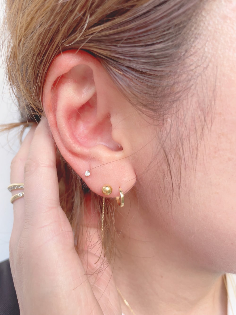 ホワイト系のTシャツ/カットソー、ブラック系のベスト、ブラック系のサンダルを着用したレディースの夏コーディネートの4枚目の写真