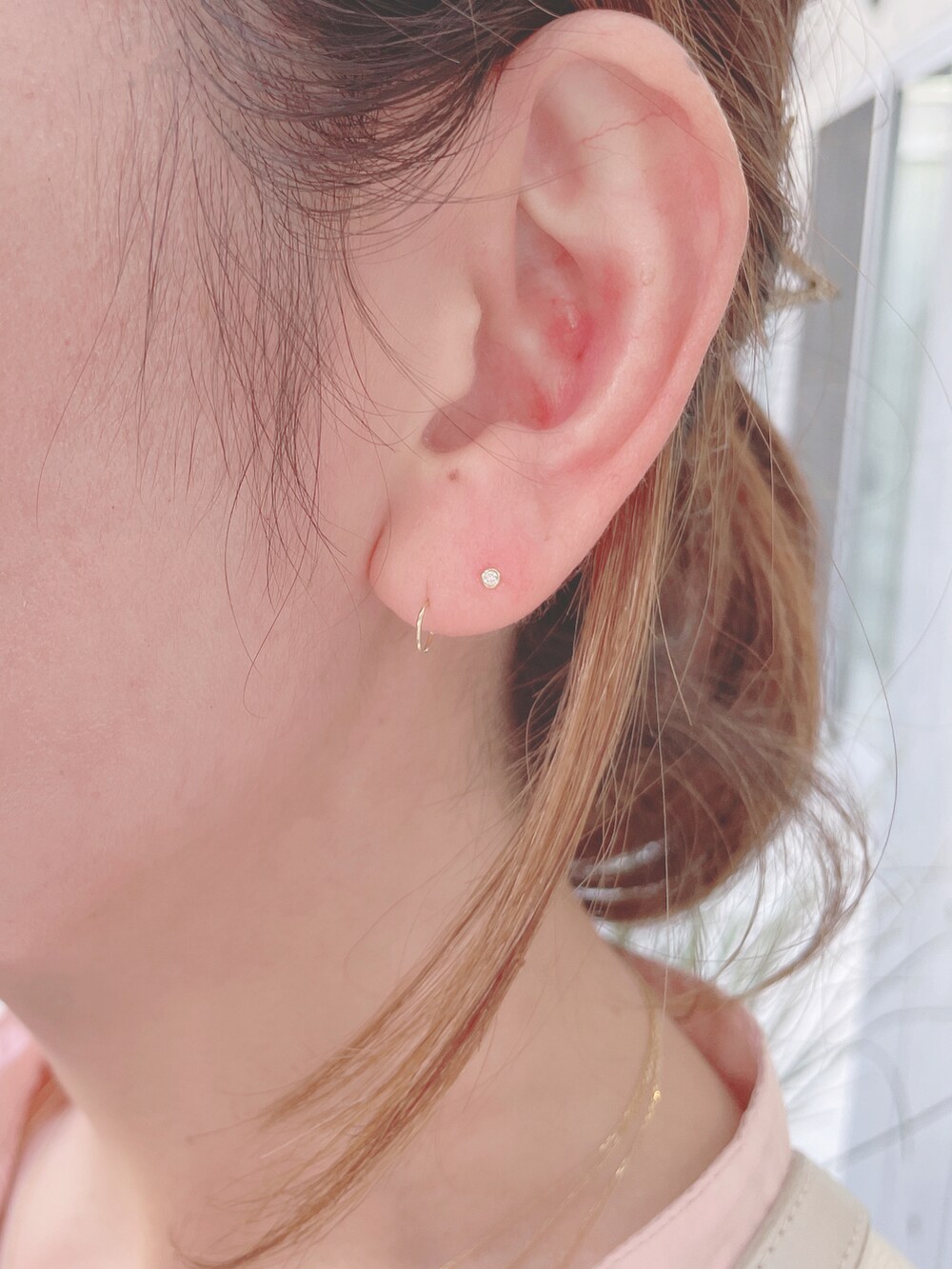 ピンク系のシャツ/ブラウス、ホワイト系のベスト、ピンク系のパンツを着用したレディースの秋コーディネートの4枚目の写真