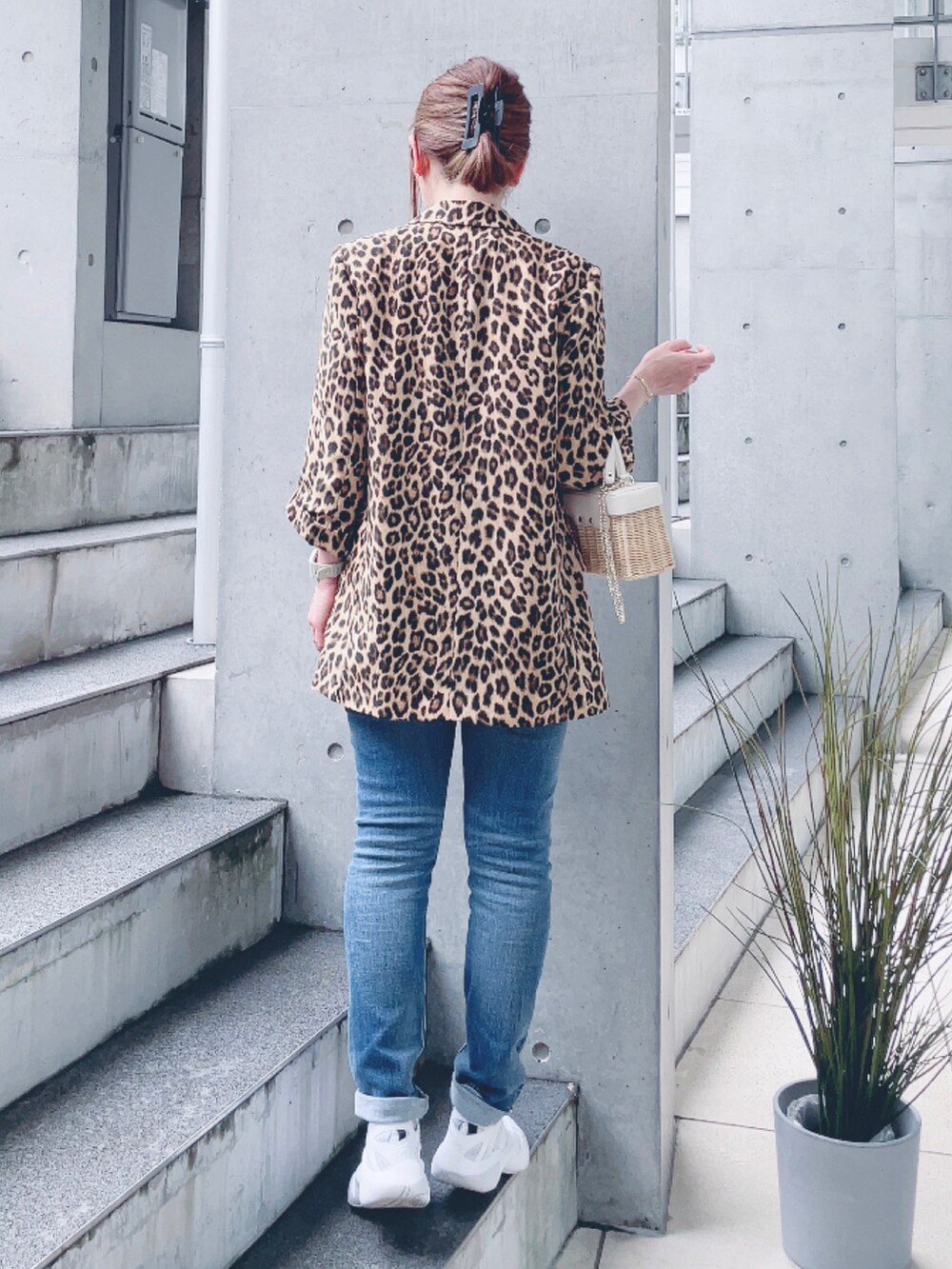 その他のジャケット/アウター、ブルー系のデニムパンツ、ホワイト系のスニーカーを着用したレディースの夏コーディネートの3枚目の写真