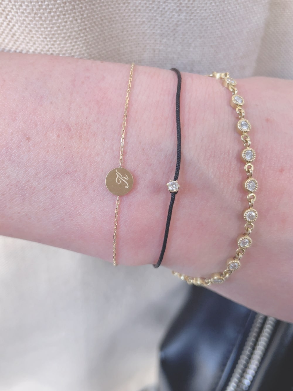 ホワイト系のベスト、ブラック系のハンドバッグ、シルバー系のローファーを着用したレディースの春コーディネートの4枚目の写真