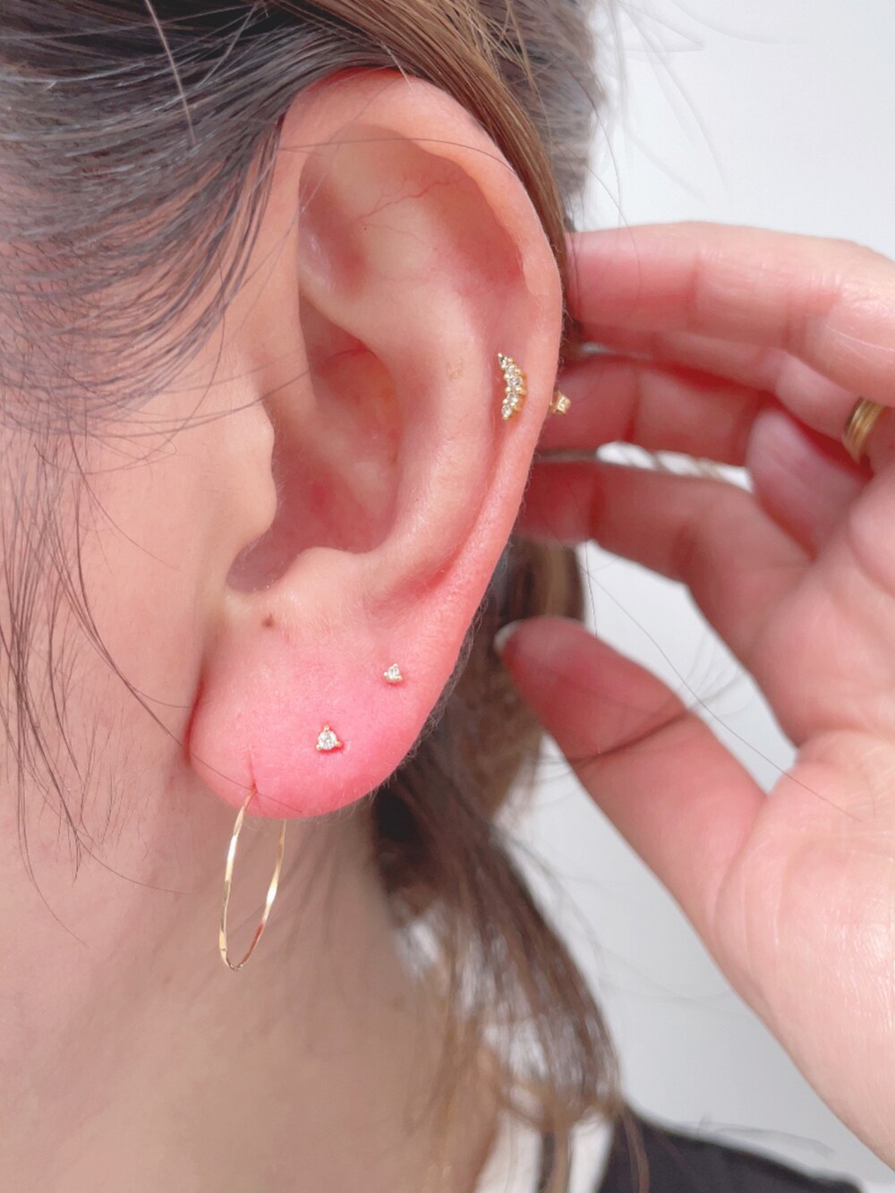 ホワイト系のワンピース、ホワイト系のスニーカー、ブラック系のポーチを着用したレディースの春コーディネートの4枚目の写真