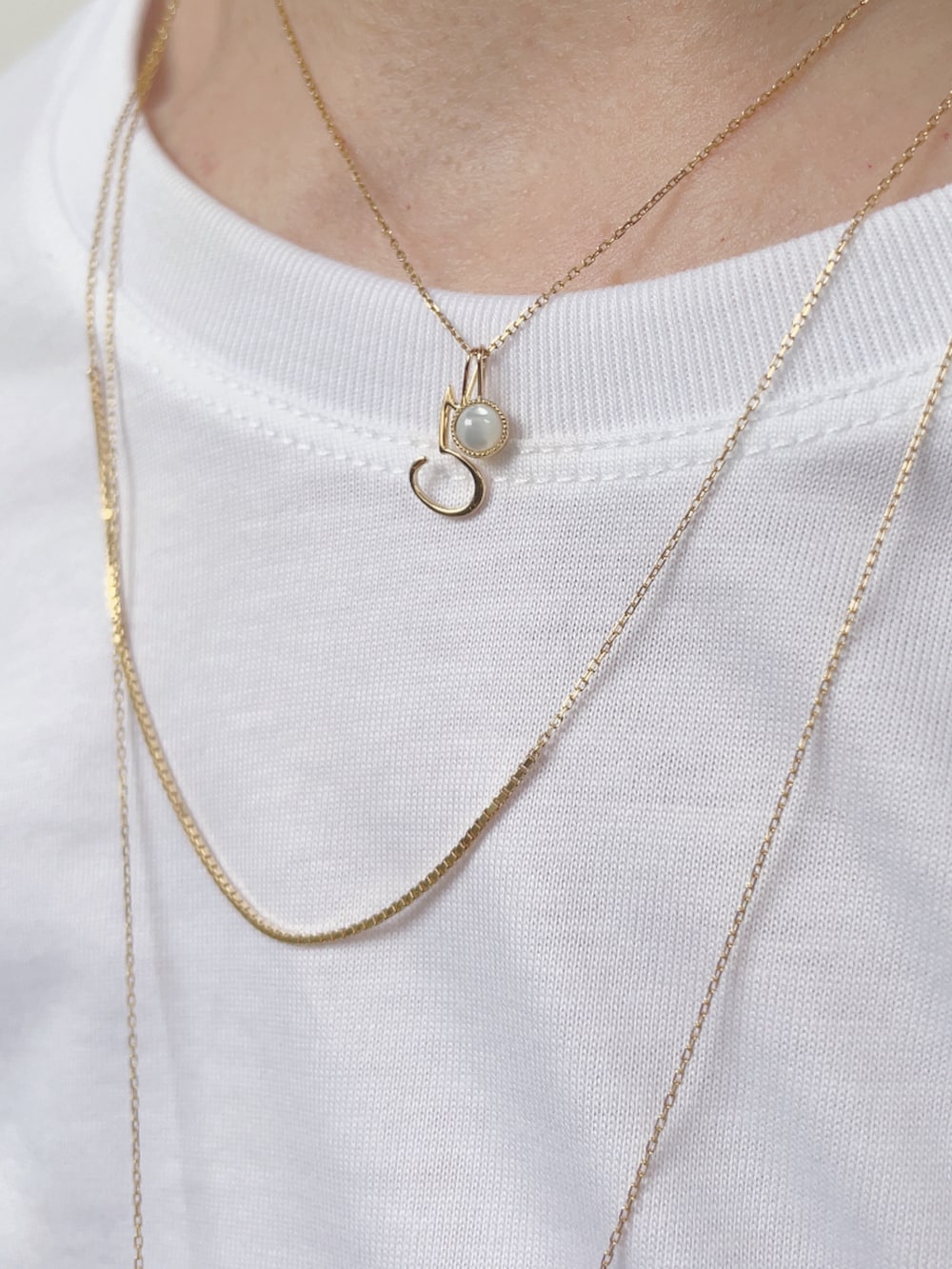 ブラック系のサロペット/オーバーオール、ゴールド系のスニーカー、ブラック系のポーチを着用したレディースの夏コーディネートの4枚目の写真