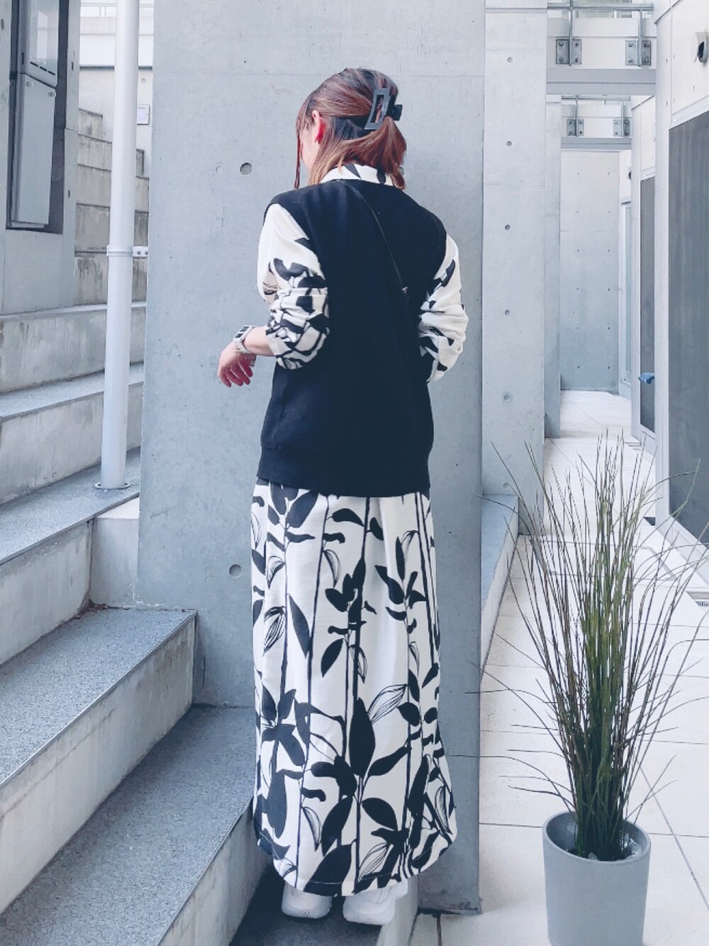 ホワイト系のスニーカー、ホワイト系のシャツワンピース、ブラウン系のデジタル腕時計を着用したレディースの春コーディネートの3枚目の写真