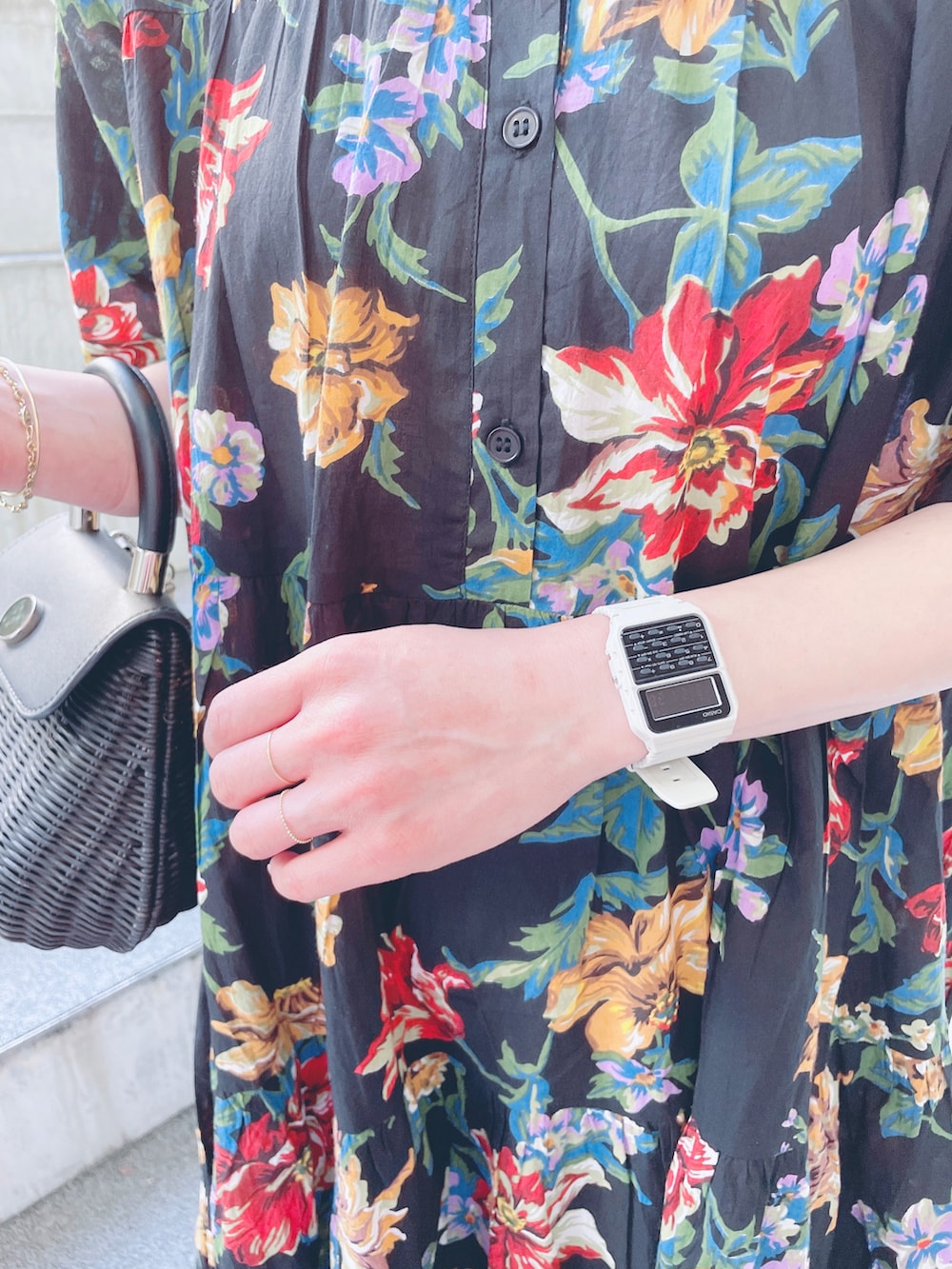 ブラック系のワンピース、ホワイト系のスニーカー、ブラック系のかごバッグを着用したレディースの春コーディネートの4枚目の写真