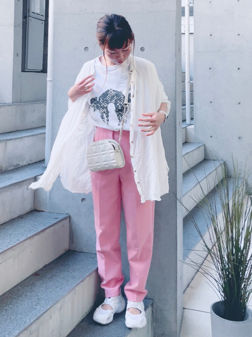 グレー系のTシャツ/カットソー、ピンク系のパンツ、ホワイト系のシャツ/ブラウスを着用したレディースの秋コーディネートの2枚目の写真