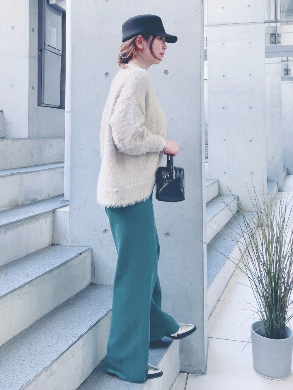 ベージュ系のカーディガン/ボレロ、グリーン系のその他パンツ、シルバー系のローファーを着用したレディースの冬コーディネートの2枚目の写真