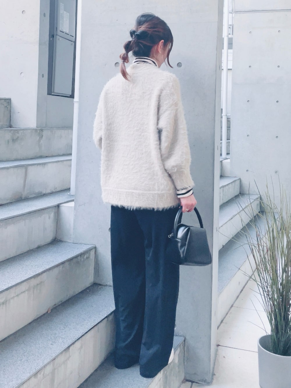 ベージュ系のカーディガン/ボレロ、ブラック系のハンドバッグ、ベージュ系のスニーカーを着用したレディースの冬コーディネートの3枚目の写真