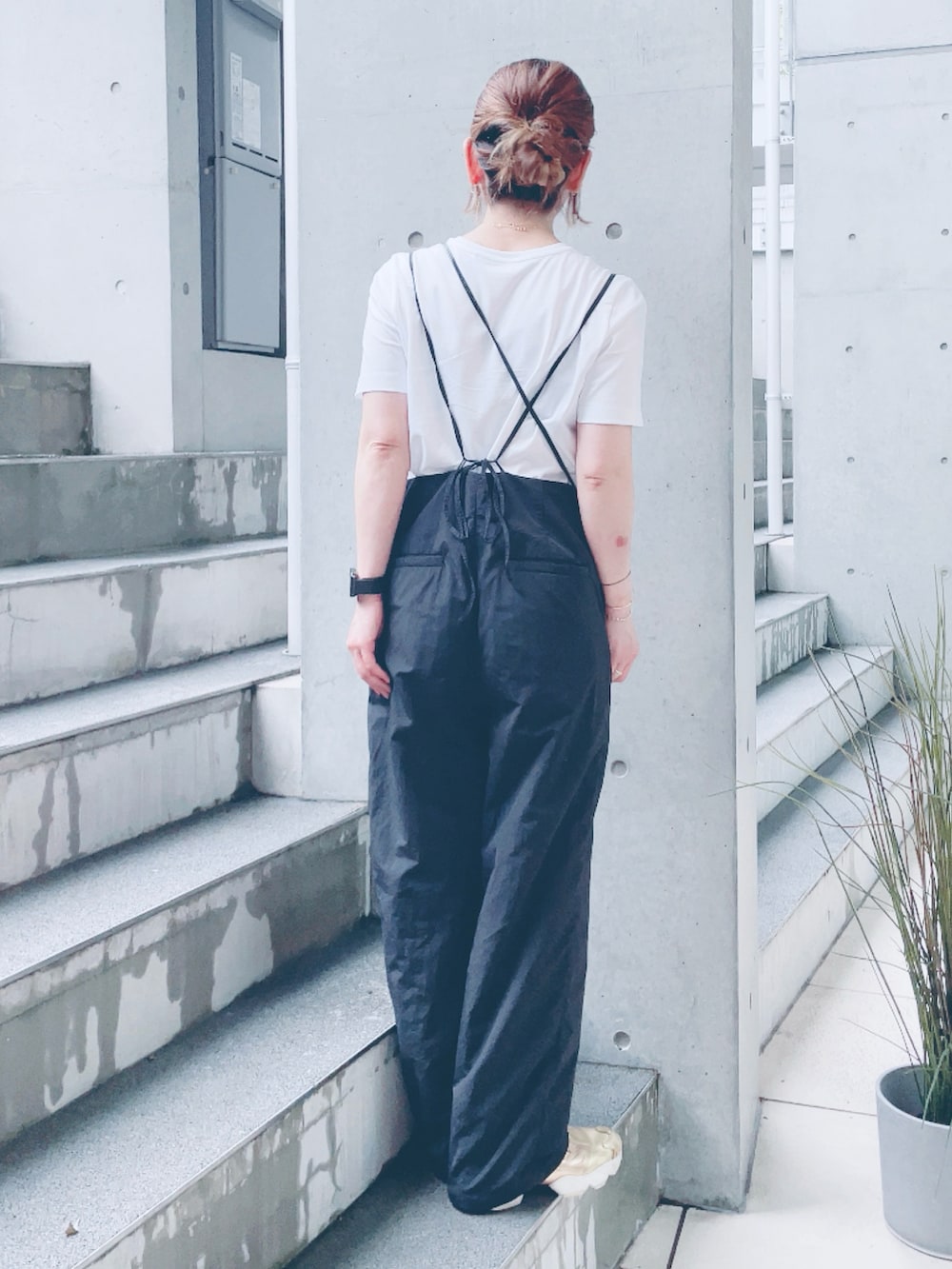 ブラック系のサロペット/オーバーオール、ゴールド系のスニーカー、ブラック系のポーチを着用したレディースの夏コーディネートの3枚目の写真