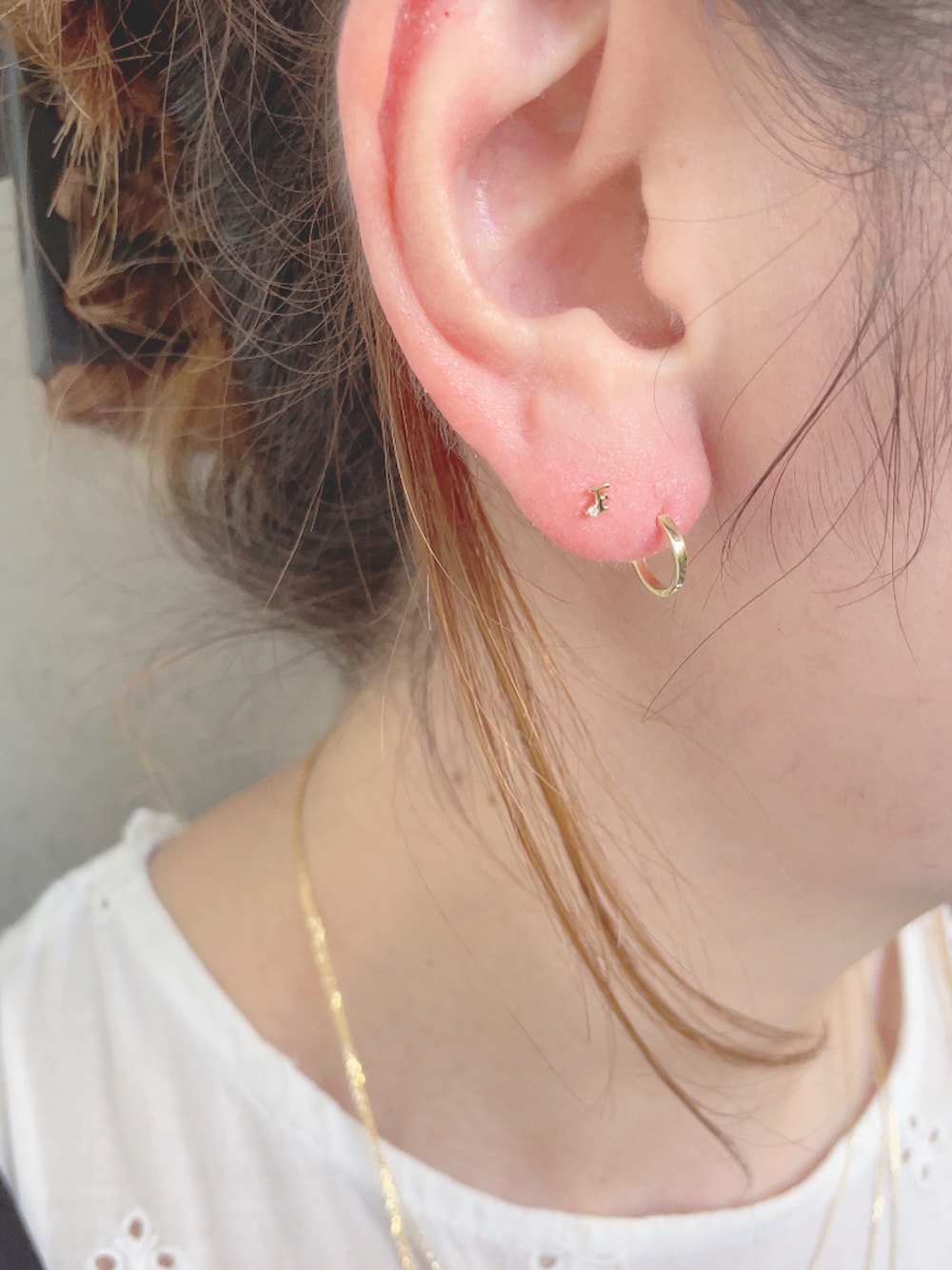 ホワイト系のワンピース、ブラック系のベスト、ホワイト系のスニーカーを着用したレディースの秋コーディネートの5枚目の写真