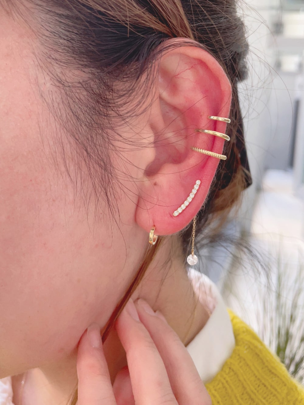 イエロー系のニット/セーター、その他のスカート、ブラック系のハンドバッグを着用したレディースの秋コーディネートの4枚目の写真