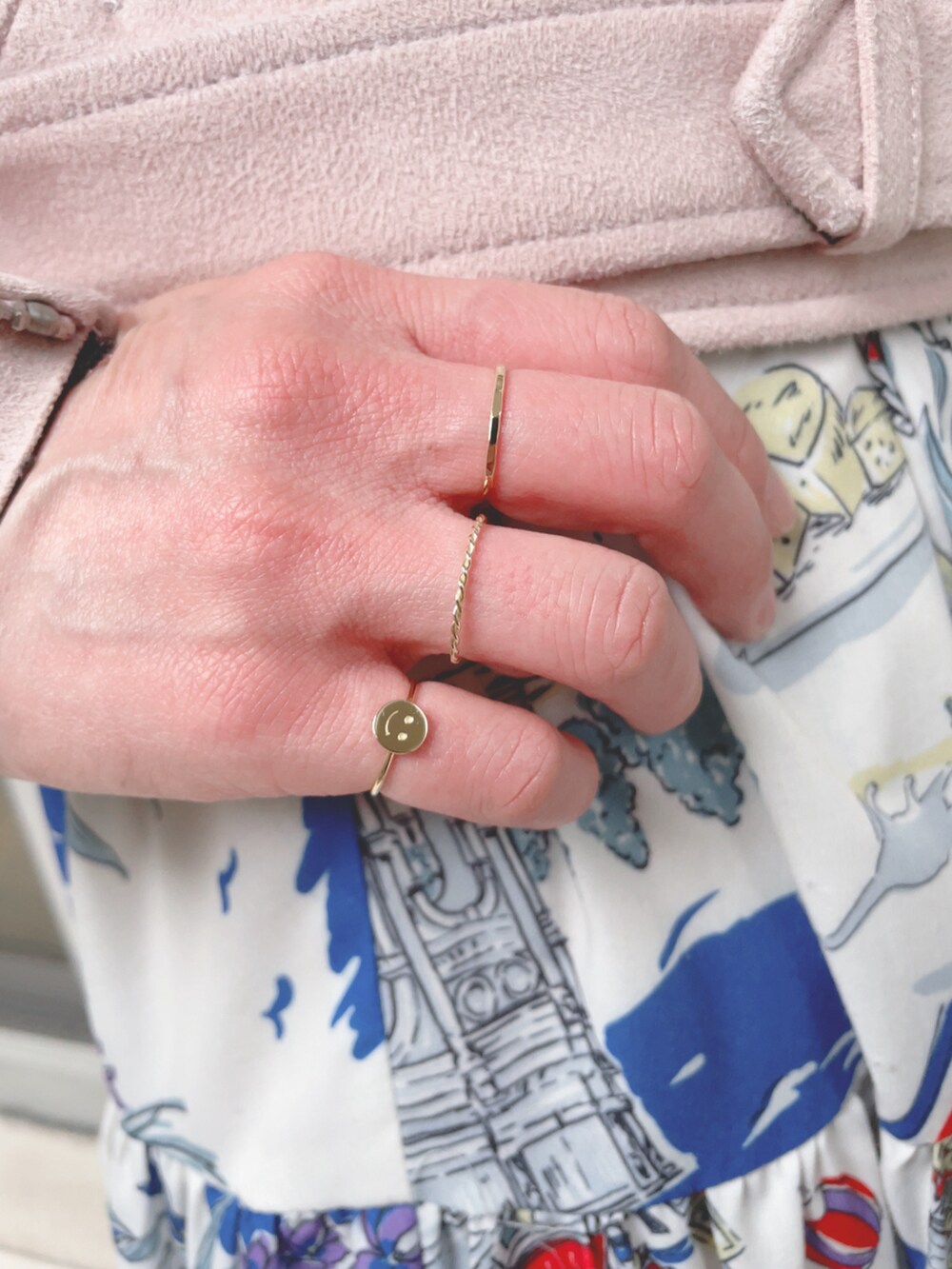 ピンク系のライダースジャケット、ホワイト系のワンピース、ベージュ系のスニーカーを着用したレディースの秋コーディネートの4枚目の写真