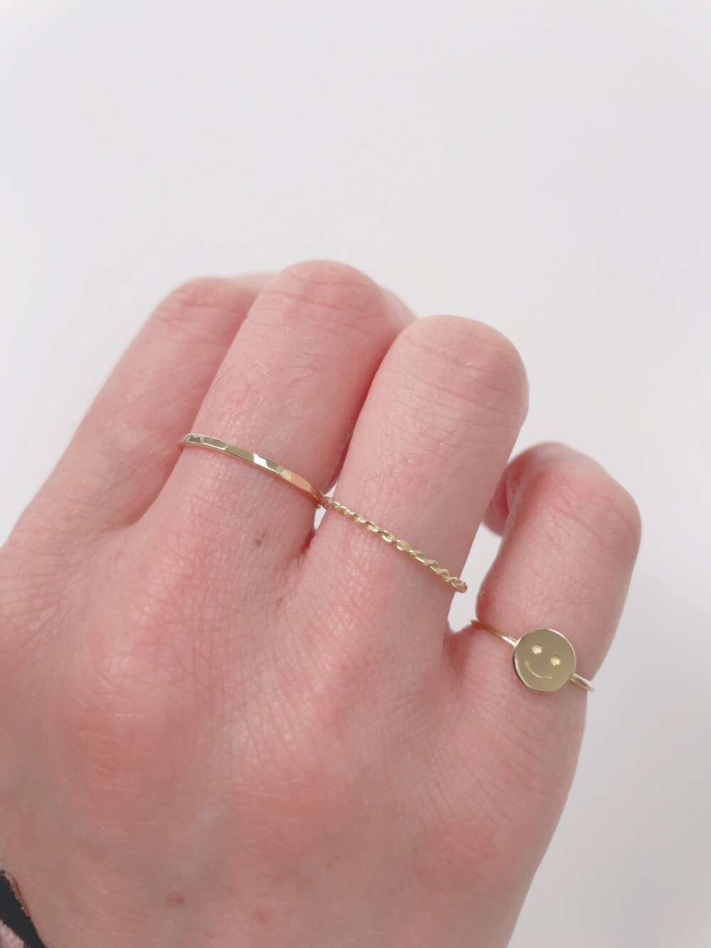 ピンク系のライダースジャケット、ホワイト系のワンピース、ベージュ系のスニーカーを着用したレディースの秋コーディネートの5枚目の写真