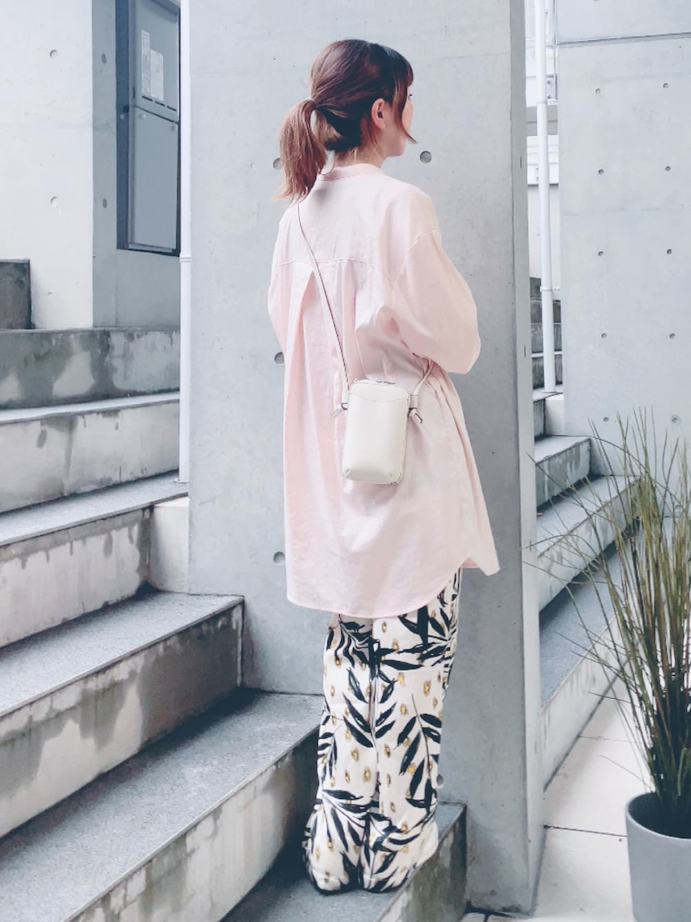 ベージュ系のその他パンツ、ピンク系のシャツ/ブラウス、ホワイト系のショルダーバッグを着用したレディースの秋コーディネートの3枚目の写真