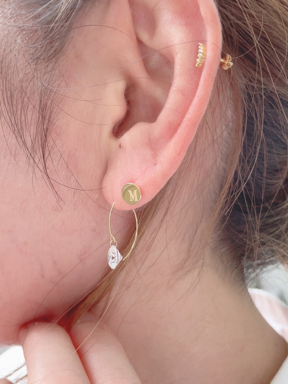 ベージュ系のその他パンツ、ホワイト系のサンダル、ホワイト系のかごバッグを着用したレディースの夏コーディネートの4枚目の写真