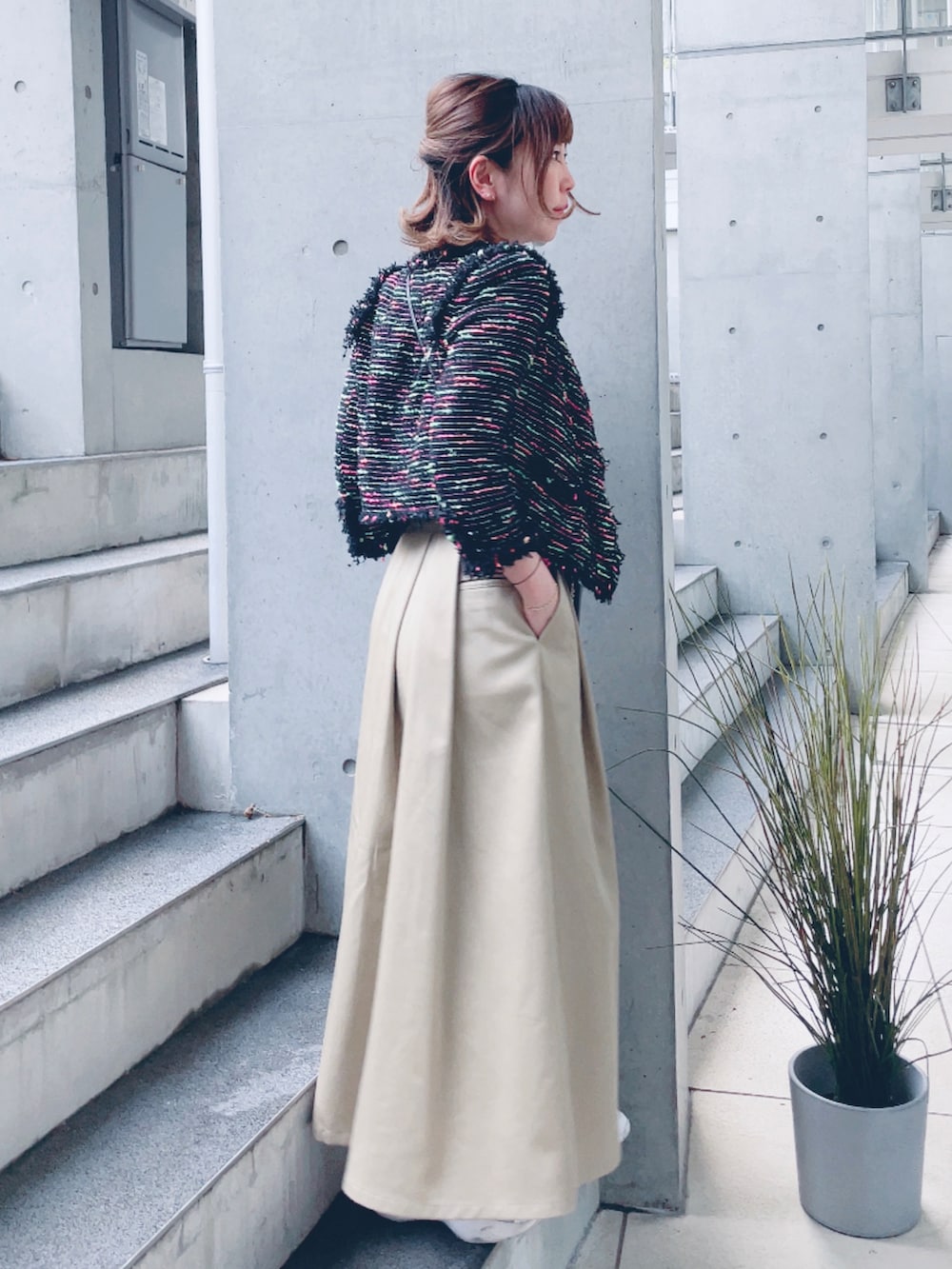 ホワイト系のTシャツ/カットソー、ベージュ系のスカート、ゴールド系のピアス（片耳用）を着用したレディースの春コーディネートの3枚目の写真