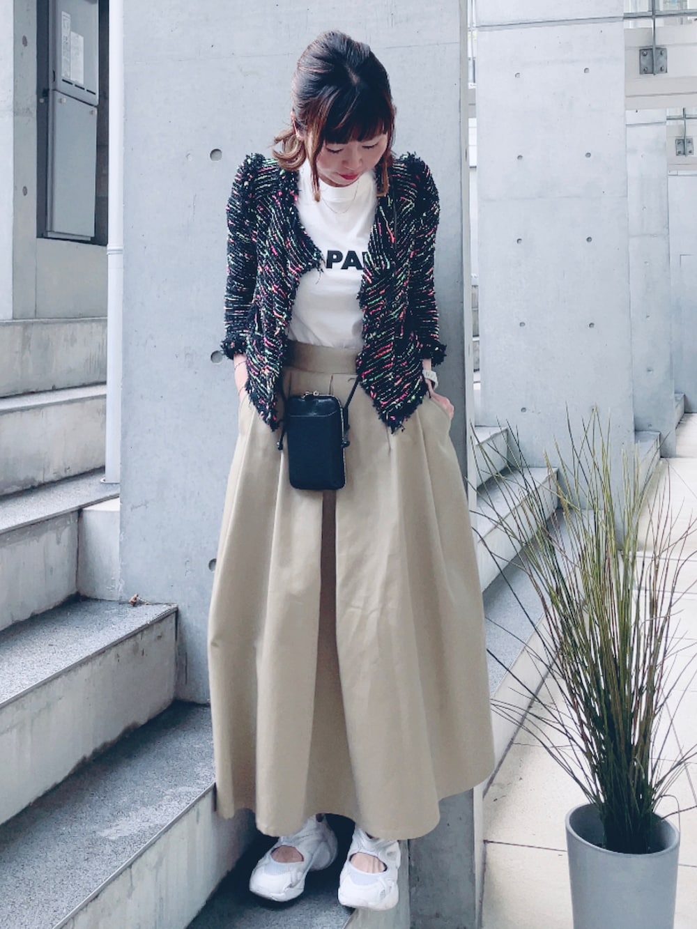 ホワイト系のTシャツ/カットソー、ベージュ系のスカート、ゴールド系のピアス（片耳用）を着用したレディースの春コーディネートの2枚目の写真