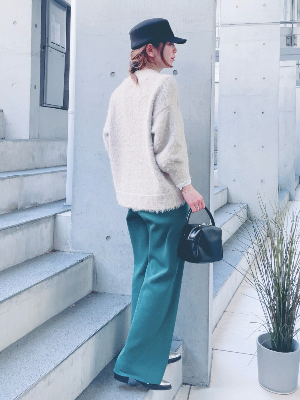 ベージュ系のカーディガン/ボレロ、グリーン系のその他パンツ、シルバー系のローファーを着用したレディースの冬コーディネートの3枚目の写真