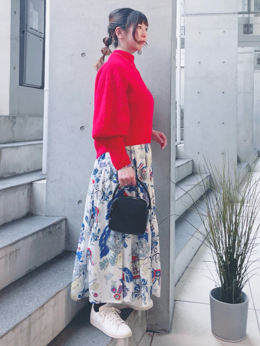 ホワイト系のワンピース、ブラック系のハンドバッグ、ベージュ系のスニーカーを着用したレディースの冬コーディネートの2枚目の写真