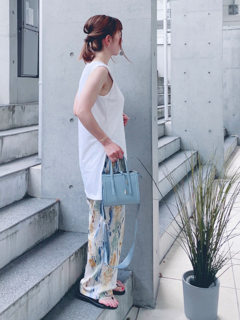 ホワイト系のタンクトップ、ブルー系のショルダーバッグ、イエロー系のその他パンツを着用したレディースの夏コーディネートの2枚目の写真