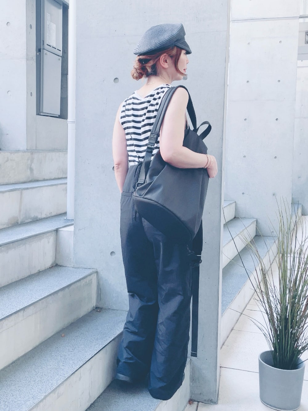 ブラック系のサロペット/オーバーオール、ブラック系のバックパック/リュックを着用したレディースの夏コーディネートの3枚目の写真