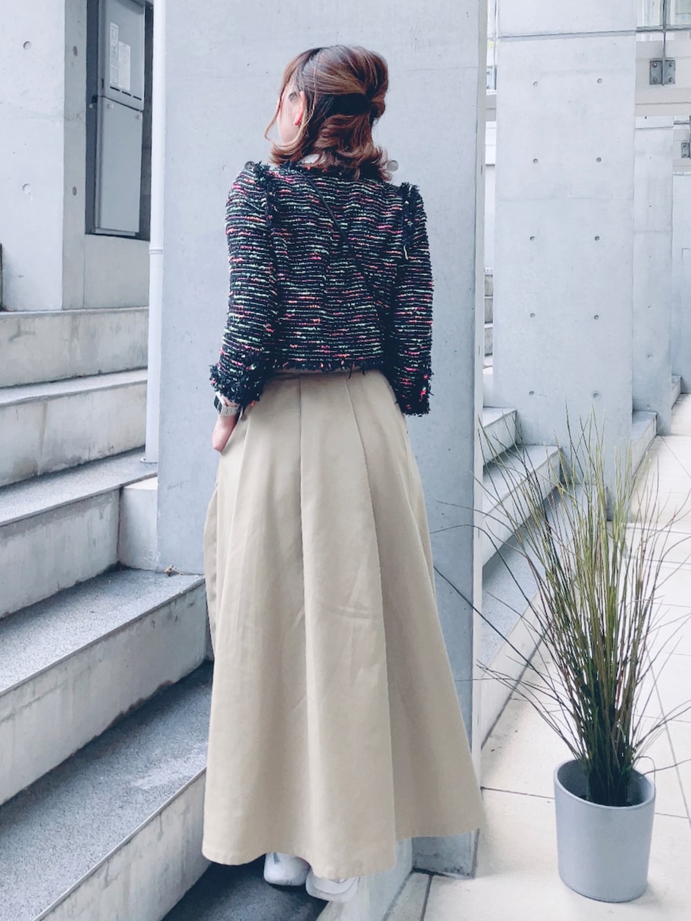 ホワイト系のTシャツ/カットソー、ベージュ系のスカート、ゴールド系のピアス（片耳用）を着用したレディースの春コーディネートの4枚目の写真