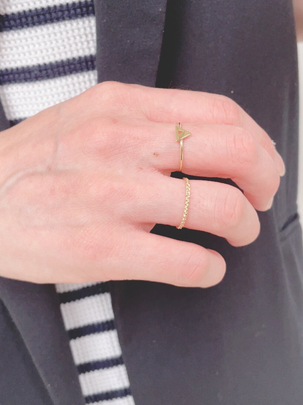 ホワイト系のサンダル、ホワイト系のTシャツ/カットソー、ブラック系のポーチを着用したレディースの秋コーディネートの5枚目の写真