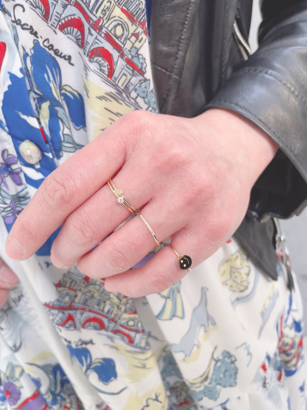 ホワイト系のワンピース、ブラック系のライダースジャケット、ホワイト系のスニーカーを着用したレディースの春コーディネートの4枚目の写真