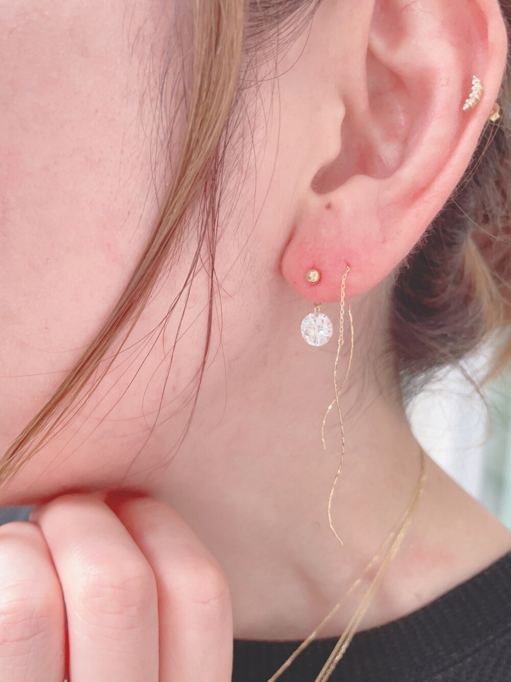 ブラック系のサンダル、ブラック系のショルダーバッグ、その他のレギンス/スパッツを着用したレディースの夏コーディネートの3枚目の写真