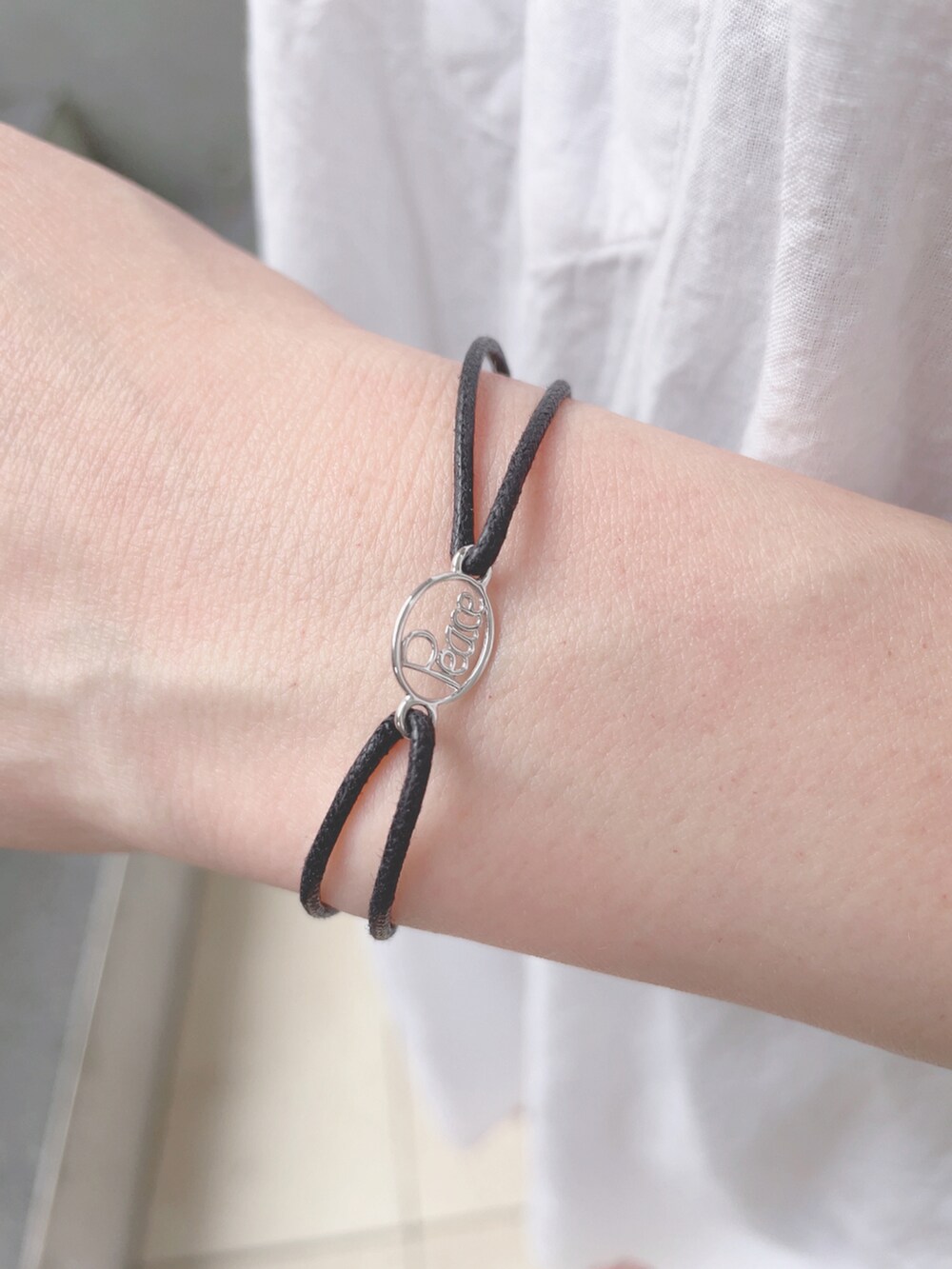 ホワイト系のワンピース、イエロー系のその他パンツ、ホワイト系のサンダルを着用したレディースの夏コーディネートの3枚目の写真