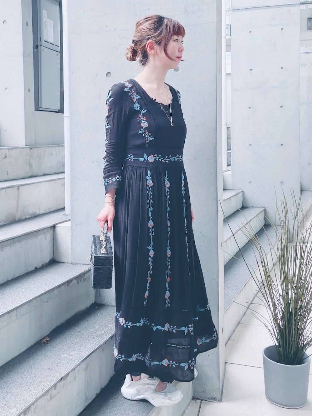 ブラック系のワンピース、ブラック系のかごバッグを着用したレディースの夏コーディネートの2枚目の写真