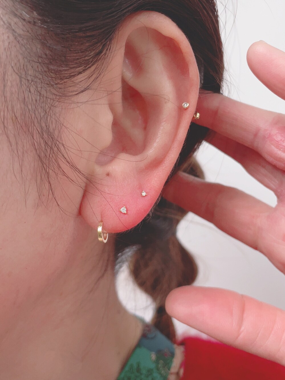 グリーン系のワンピース、ブラック系のハンドバッグ、シルバー系のローファーを着用したレディースの冬コーディネートの4枚目の写真