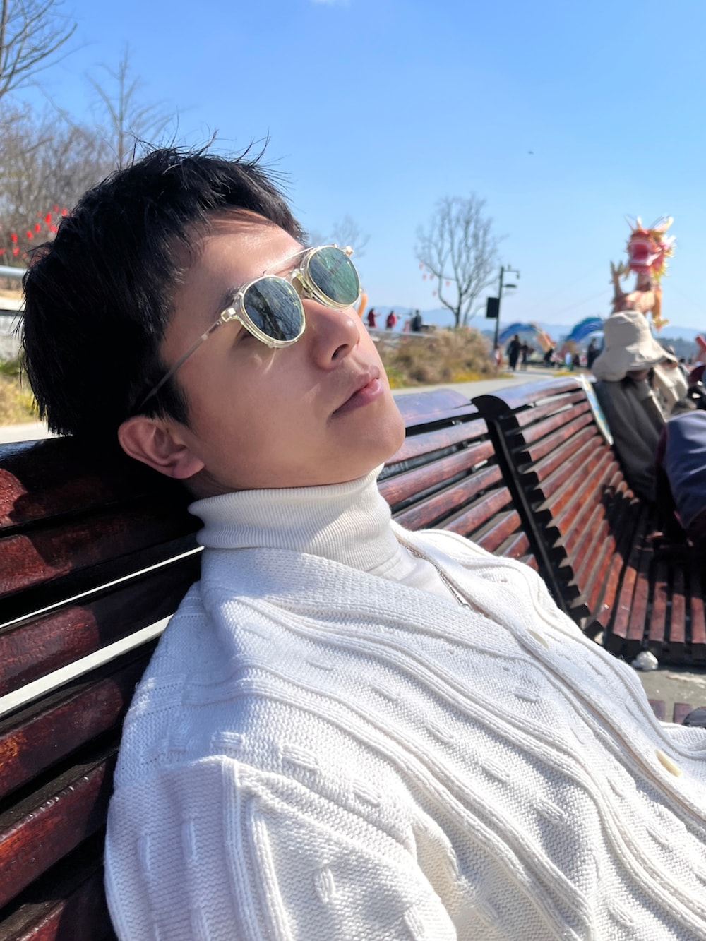 ブルー系のダウンジャケット/コート、ホワイト系のシューズ、ブラック系のパンツを着用したメンズの冬コーディネートの3枚目の写真