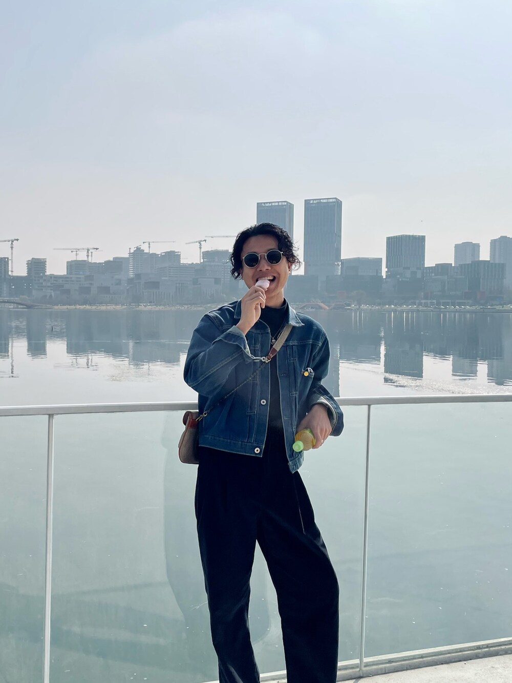 ブルー系のデニムジャケットを着用したメンズの春コーディネートの2枚目の写真