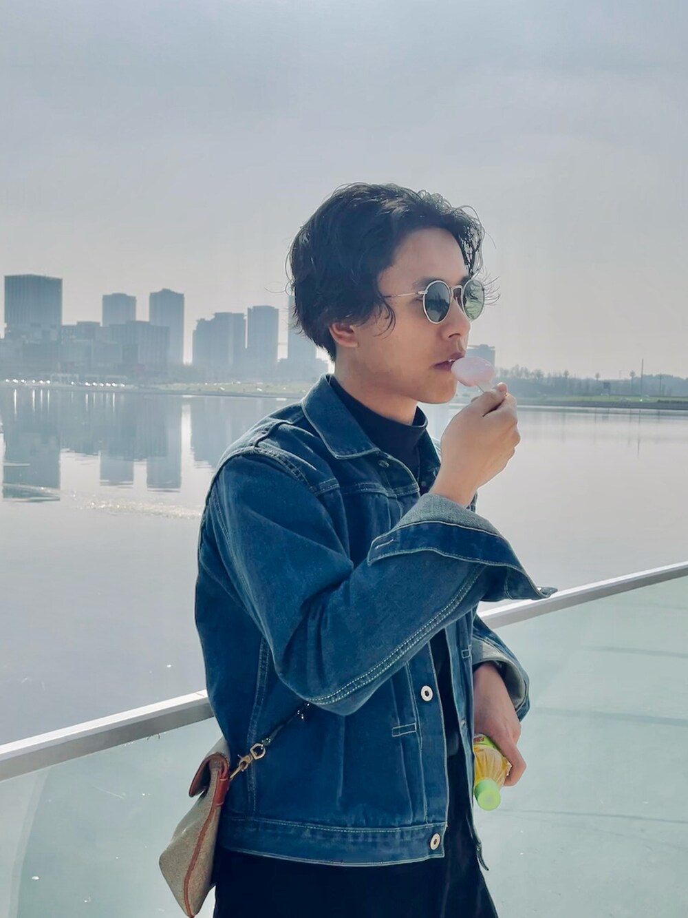 ブルー系のデニムジャケットを着用したメンズの春コーディネートの3枚目の写真