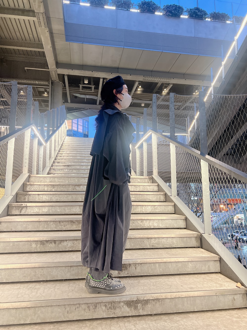 ホワイト系のトップス、ブラック系のパンツ、ブラック系のジャケット/アウターを着用したキッズの春コーディネートの2枚目の写真