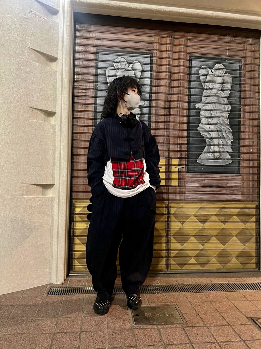 ブラック系のジャケット/アウター、ホワイト系のTシャツ/カットソー、ブラック系のパンツを着用したキッズの春コーディネートの2枚目の写真