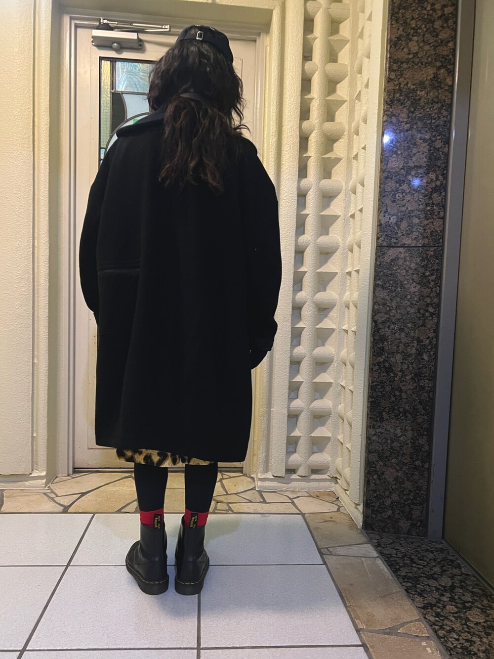 ピンク系のスウェット、ブラック系のジャケット/アウター、ベージュ系のパンツを着用したメンズの冬コーディネートの2枚目の写真