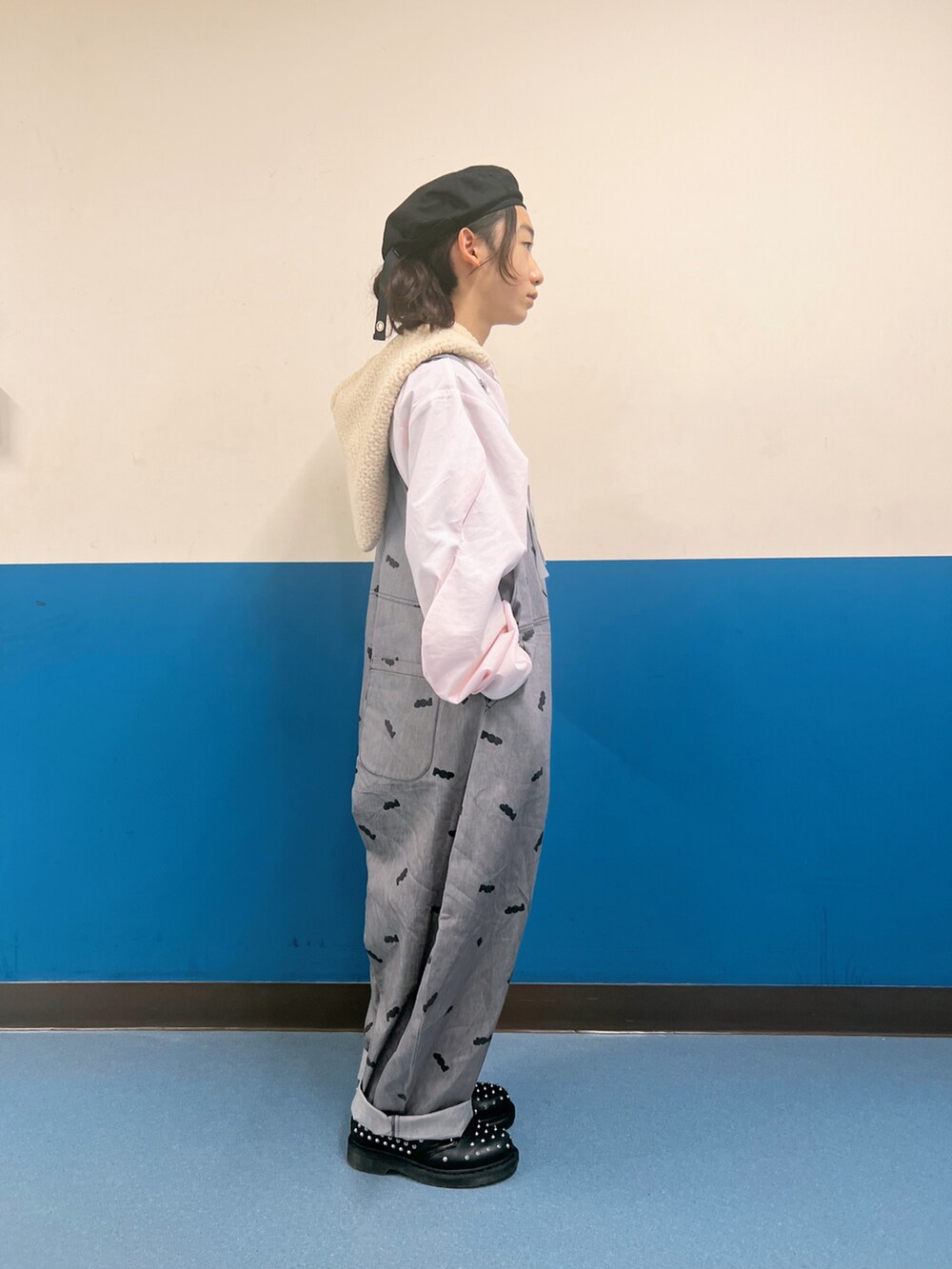 「秋ルック紹介するよ、秋冬コーデ、カジュアルコーデ、デニム、ピンク、ピンク男子、フードシャツ、サロペット、ベレー帽、Dr.Martens、中学生男子」｜「Another Editionのアイテム（ハンチング/ベレー帽、ブラック系）」を使った、sun913さん（キッズ・152cm）の秋コーディネートの2枚目の写真