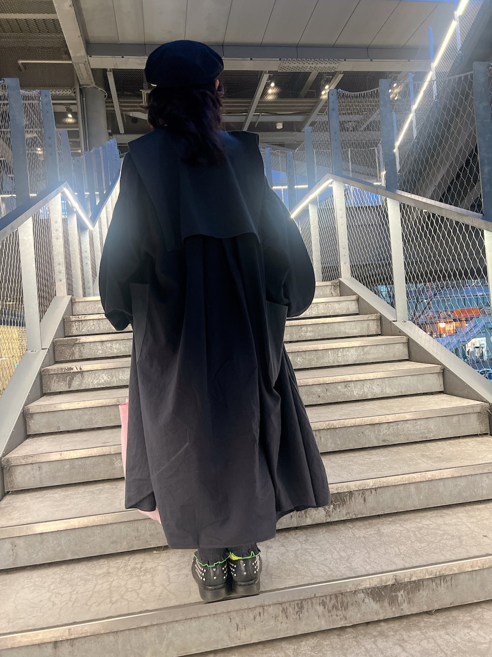 ホワイト系のトップス、ブラック系のパンツ、ブラック系のジャケット/アウターを着用したキッズの春コーディネートの3枚目の写真