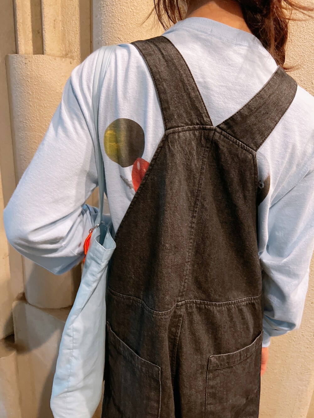 ブラック系のサロペット/オーバーオール、ホワイト系のスリッポン、ブルー系のTシャツ/カットソーを着用したキッズの夏コーディネートの3枚目の写真