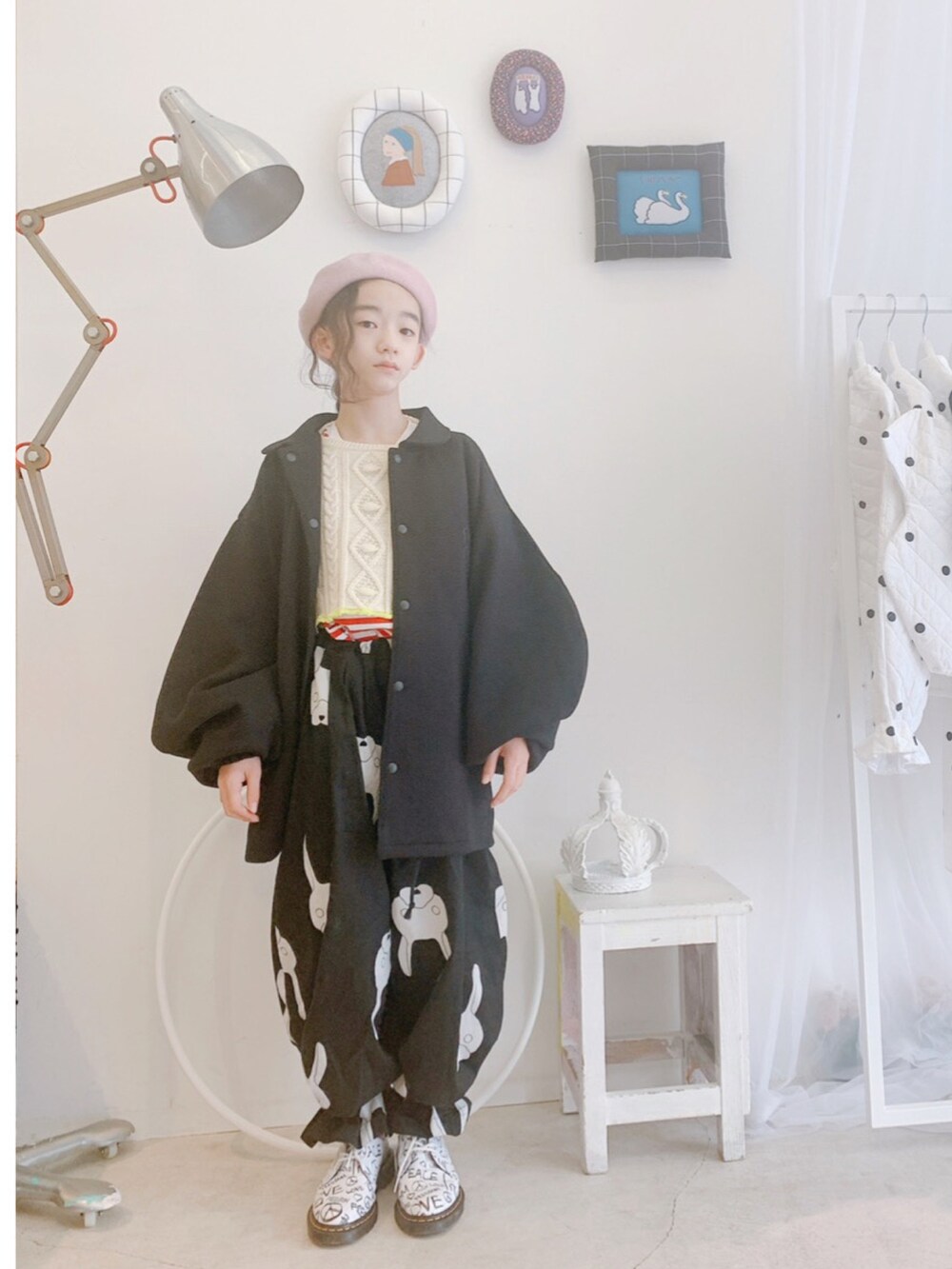 ホワイト系のニット/セーター、ブラック系のパンツ、ブラック系のパンツを着用したキッズの秋コーディネートの2枚目の写真