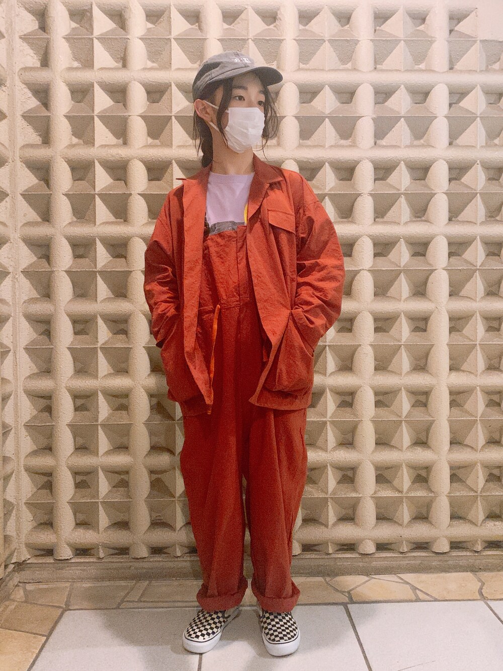 ホワイト系のスリッポン、ブラウン系のオールインワン・サロペット、パープル系のTシャツ/カットソーを着用したキッズの春コーディネートの2枚目の写真