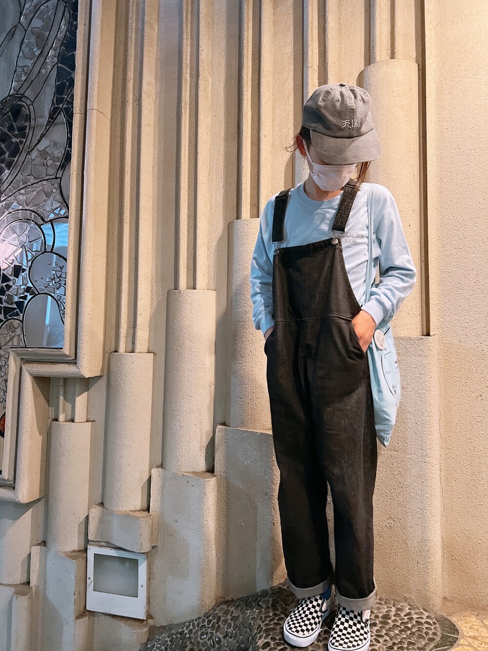 ブラック系のサロペット/オーバーオール、ホワイト系のスリッポン、ブルー系のTシャツ/カットソーを着用したキッズの夏コーディネートの2枚目の写真