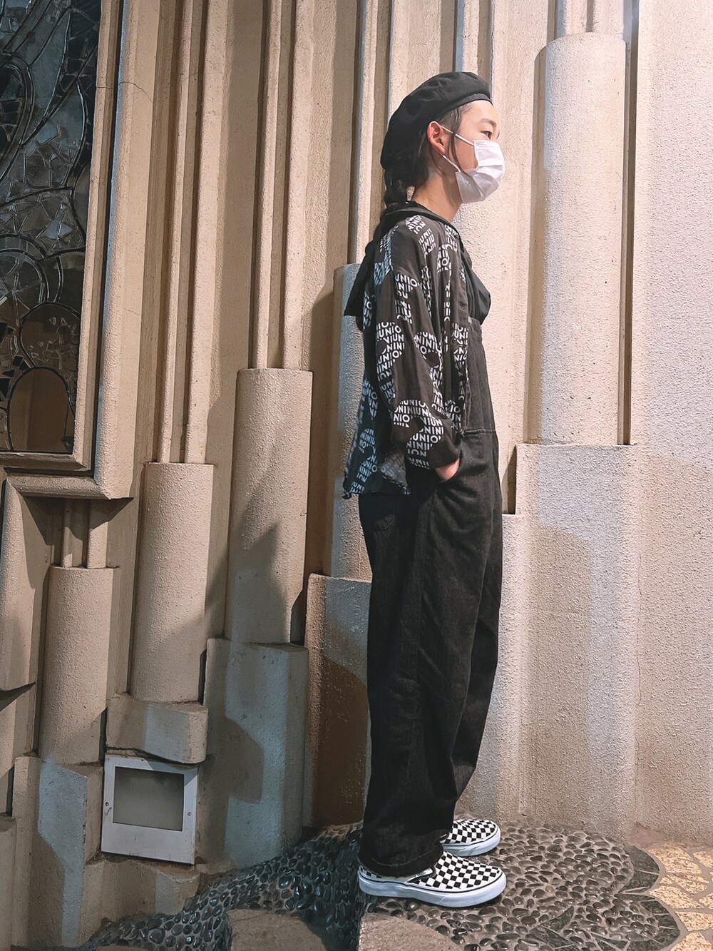 ブラック系のトップス、ブラック系のサロペット/オーバーオール、ブラック系のシャツ/ブラウスを着用したキッズの夏コーディネートの2枚目の写真