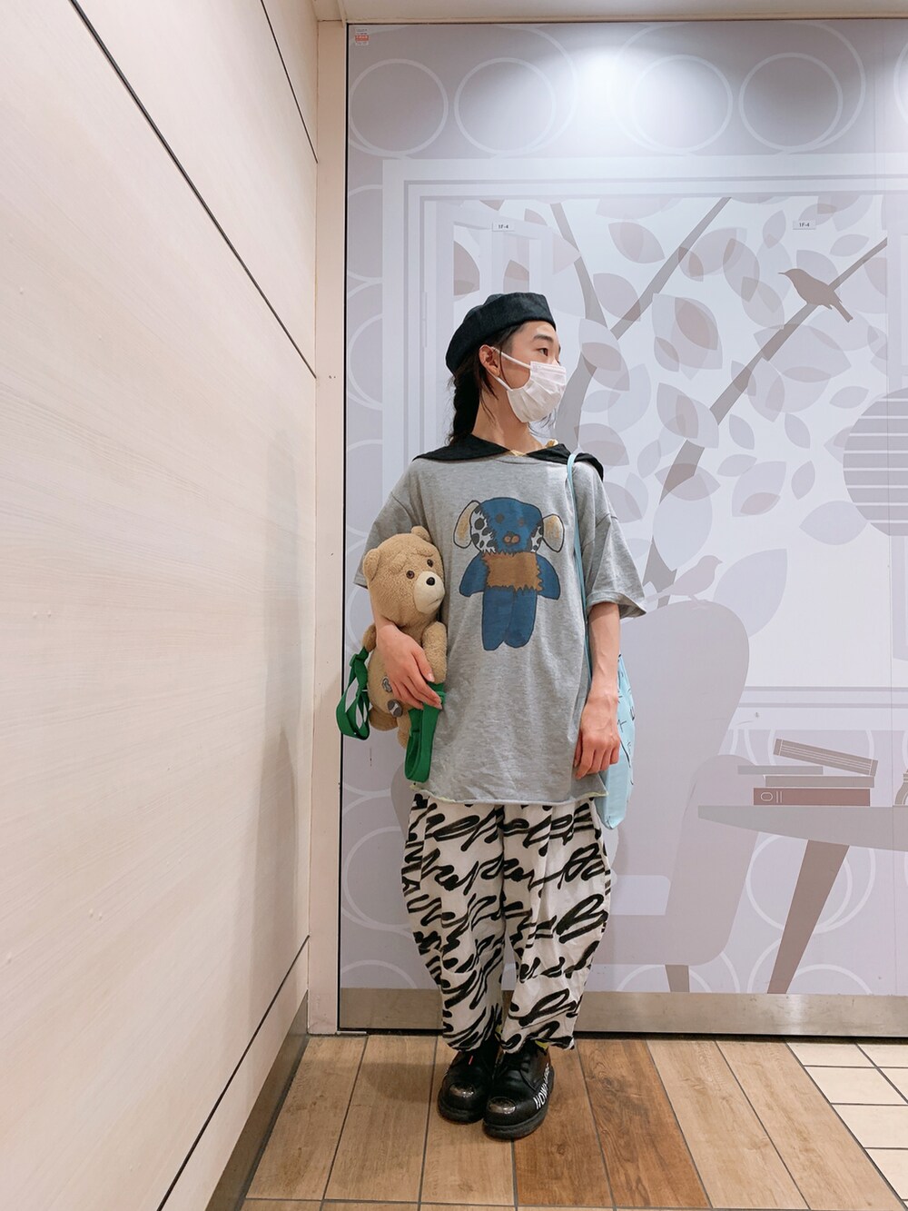 ブラック系のシューズ、ホワイト系のパンツ、グレー系のTシャツ/カットソーを着用したキッズの夏コーディネートの2枚目の写真