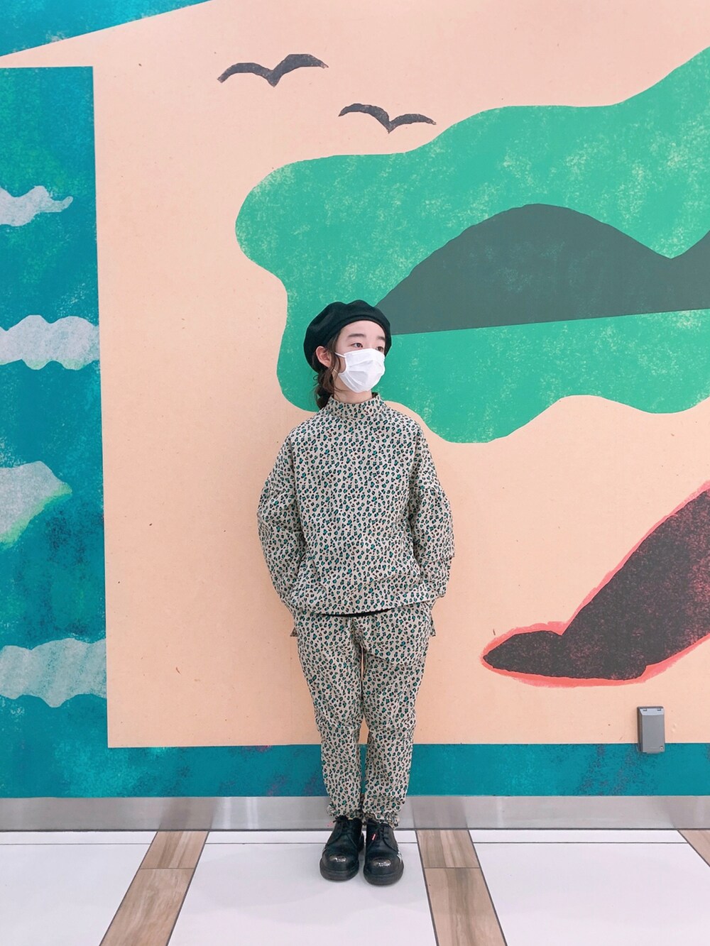 ベージュ系のシャツ/ブラウス、ベージュ系のパンツ、ブラック系のシューズを着用したキッズの秋コーディネートの2枚目の写真