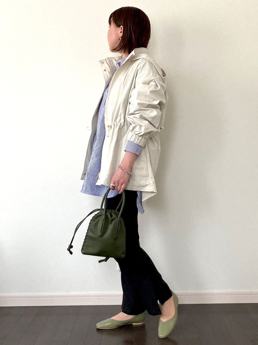 ブルー系のシャツ/ブラウス、ホワイト系のブルゾン、グリーン系のショルダーバッグを着用したレディースの春コーディネートの2枚目の写真